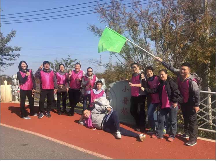 报告教练,有人想用色诱,正躺地上展示他的“翘臀”!